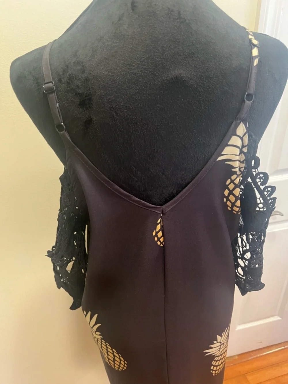 Black Pineapple Print Dress Adjustable Straps Lace Sleeve
Medium Boho - Picture 9 of 15